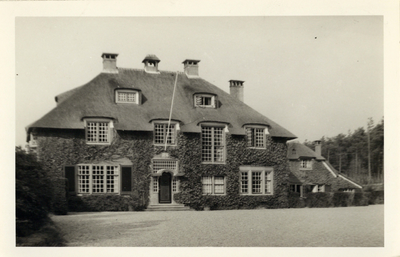 9300 Gezicht op de voorzijde van het landhuis Kamphoeve (Oude Arnhemse Bovenweg 10) te Doorn.